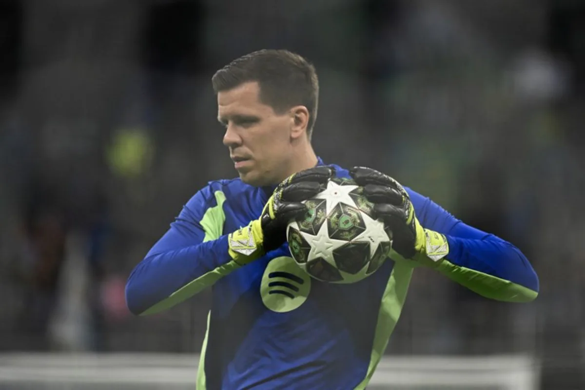 Barcelona's Polish goalkeeper #25 Wojciech Szczesny warms up prior to the start of the UEFA Champions League semi-final second leg football match between Inter Milan and FC Barcelona at the San Siro stadium in Milan on May 6, 2025. PIERO CRUCIATTI / AFP
