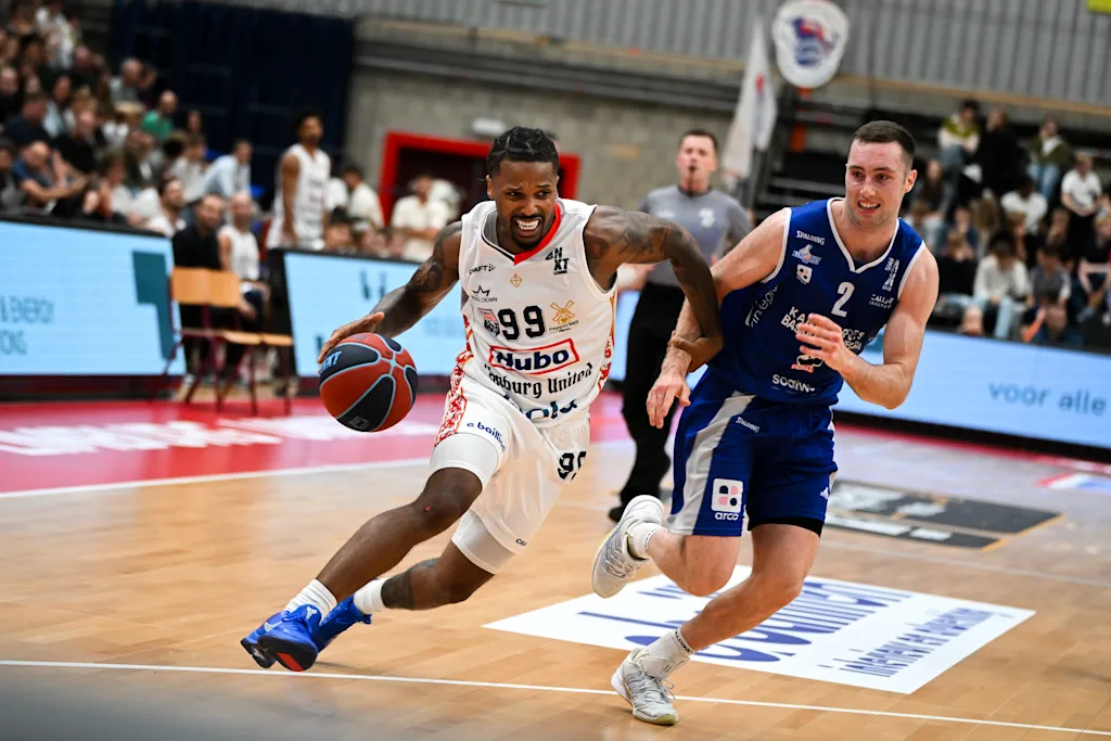 Limburg's Vincent Shahid and Mechelen's CJ Fulton pictured in action during a basketball match between Limburg United and Kangoeroes Mechelen, Friday 2 October 2026, in Hasselt, on the first game in Belgium of the 'BNXT League' Belgian/ Dutch first division basket championship 2026-2027. BELGA PHOTO ELIAS ROM