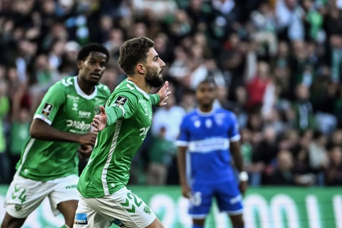 Saint-Etienne's Georgian forward #22 Zuriko Davitashvili (C) celebrates after scoring a goal during the French L1 football match between Saint-Etienne (ASSE) and Auxerre (AJA) at the Geoffroy Guichard stadium in Saint-Etienne, on October 5, 2024.   JEFF PACHOUD / AFP