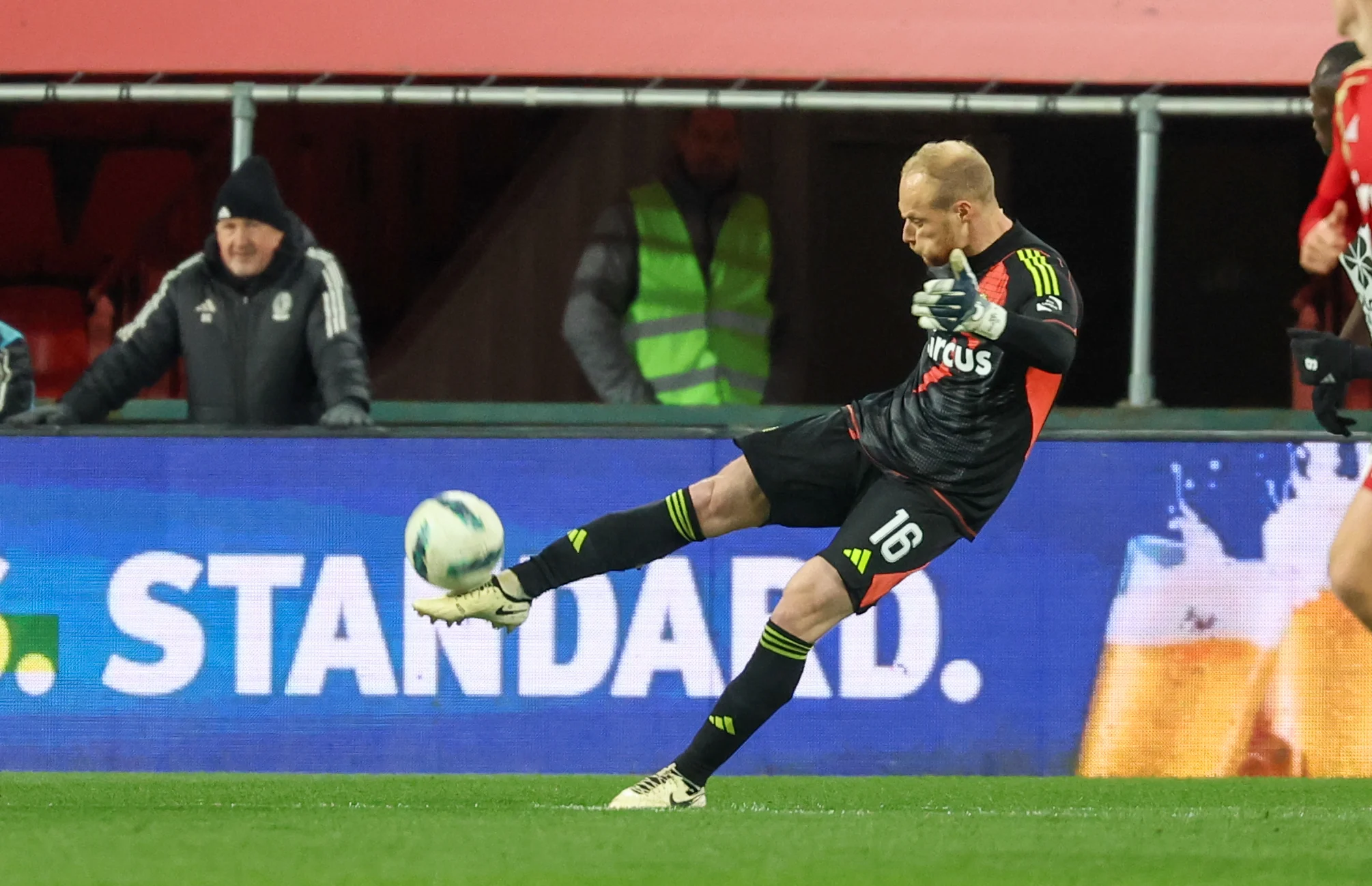 Standard's goalkeeper Arnaud Bodart pictured in action during a soccer match between Standard de Liege and Cercle Brugge, Saturday 23 November 2024 in Liege, on day 15 of the 2024-2025 season of the 'Jupiler Pro League' first division of the Belgian championship. BELGA PHOTO VIRGINIE LEFOUR