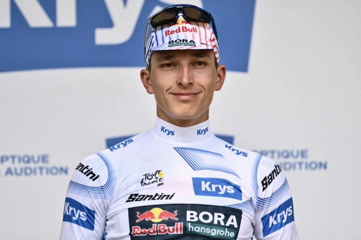 Red Bull - BORA - hansgrohe team's German rider Florian Lipowitz celebrates on the podium with the best young rider's white jersey after the 15th stage of the 112th edition of the Tour de France cycling race, 169.3 km between Muret and Carcassonne, southwestern France, on July 20, 2025. Marco BERTORELLO / AFP