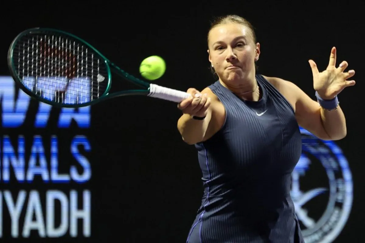 US' Amanda Anisimova returns the ball to Poland's Iga Swiatek during their WTA Finals tennis tournament in Riyadh on November 5, 2025.  Fayez NURELDINE / AFP