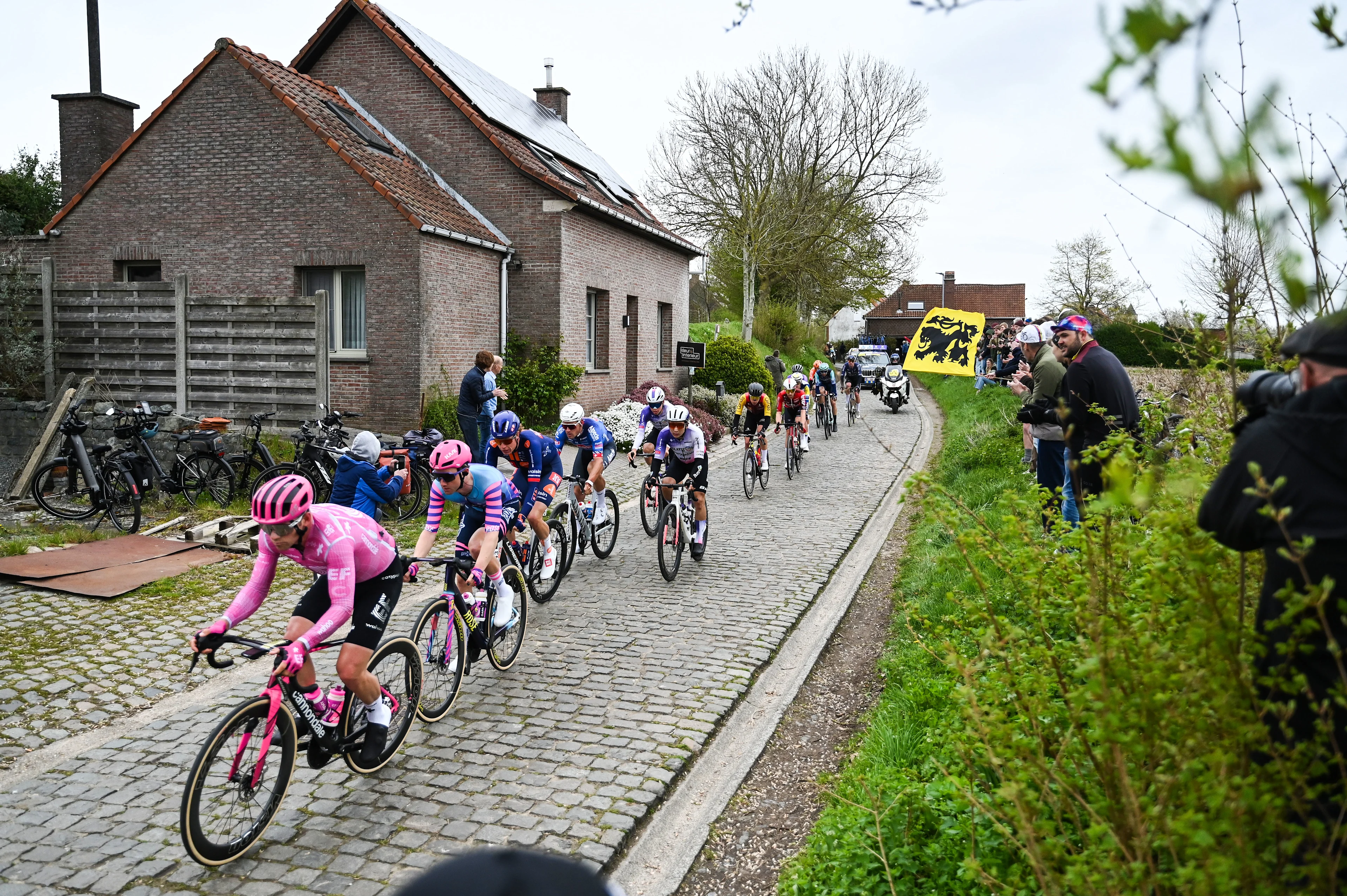The leading group pictured in action on Lippenhovestraat during the men's race of the 'Ronde van Vlaanderen/ Tour des Flandres/ Tour of Flanders' UCI WorldTour one day cycling race, 278 km from Antwerp to Oudenaarde, Sunday 05 April 2026. BELGA PHOTO ELIAS ROM