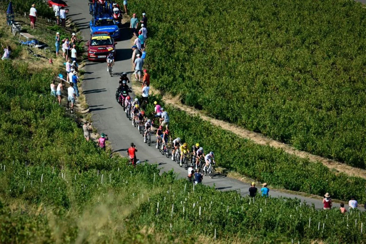 Movistar Team's Swiss rider and yello jersey Marlen Reusser (C) and the break away compete during the 5th (out of 9) stage of the fifth edition of the Women's Tour de France cycling race, 140 km from Macon to Belleville-en-Beaujolais, in Belleville-en-Beaujolais, central France on August 5, 2026. NICOLAS TUCAT / AFP