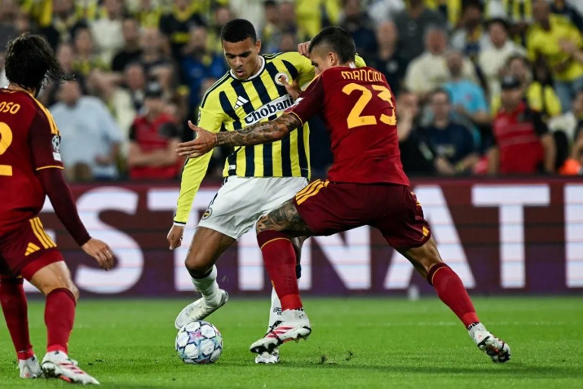 Fenerbahçe's English forward #11 Mason Greenwood (C) fights for the ball with AS Roma's Italian defender #23 Gianluca Mancini (R) during the UEFA Champions League first round day 1 football match between Fenerbahce SK and AS Roma at the Fenerbahce Chobani stadium in Istanbul on September 10, 2026. Ozan KOSE / AFP