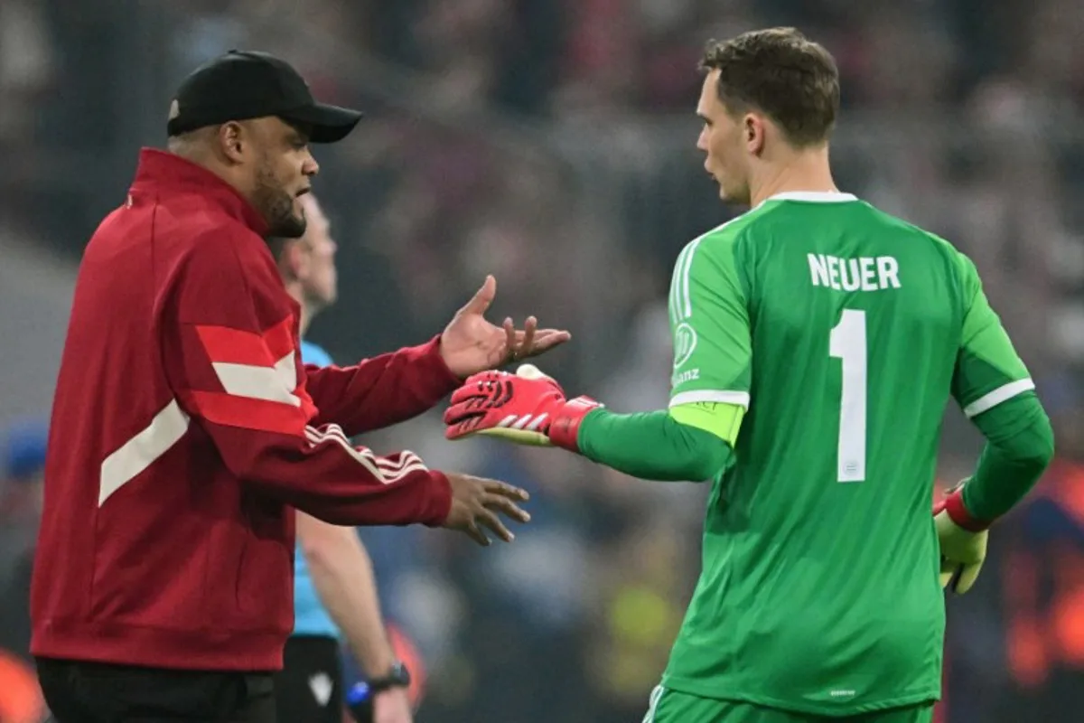 Bayern Munich's Belgian head coach Vincent Kompany (L) speaks with Bayern Munich's German goalkeeper #01 Manuel Neuer from the sidelines during the UEFA Champions League last 16, first-leg, football match FC Bayern Munich v Bayer 04 Leverkusen on March 5, 2025 in Munich, southern Germany.  Tobias SCHWARZ / AFP