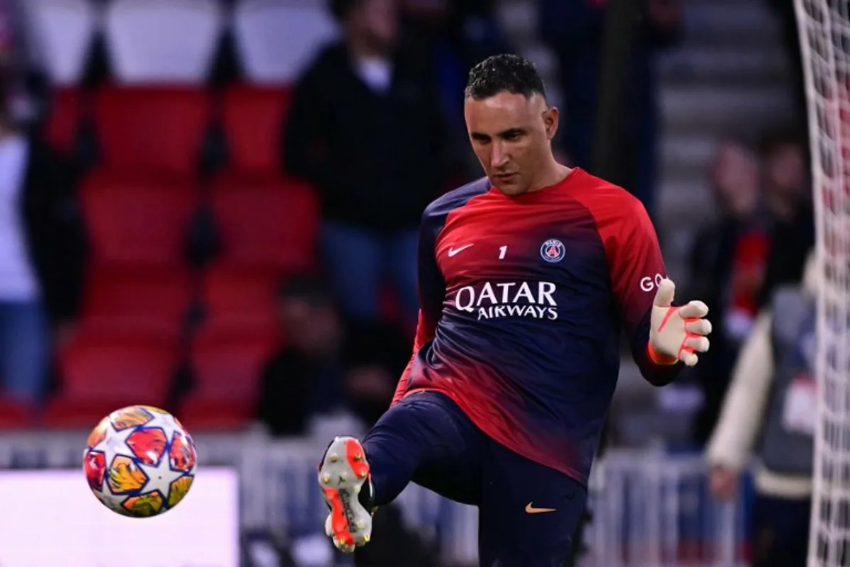 Paris Saint-Germain's Costa Rican Goalkeeper #01 Keylor Navas (R) kicks the ball during the warm-up ahead of the UEFA Champions League quarter final first leg football match between Paris Saint-Germain (PSG) and FC Barcelona at the Parc des Princes stadium in Paris on April 10, 2024.  Miguel MEDINA / AFP