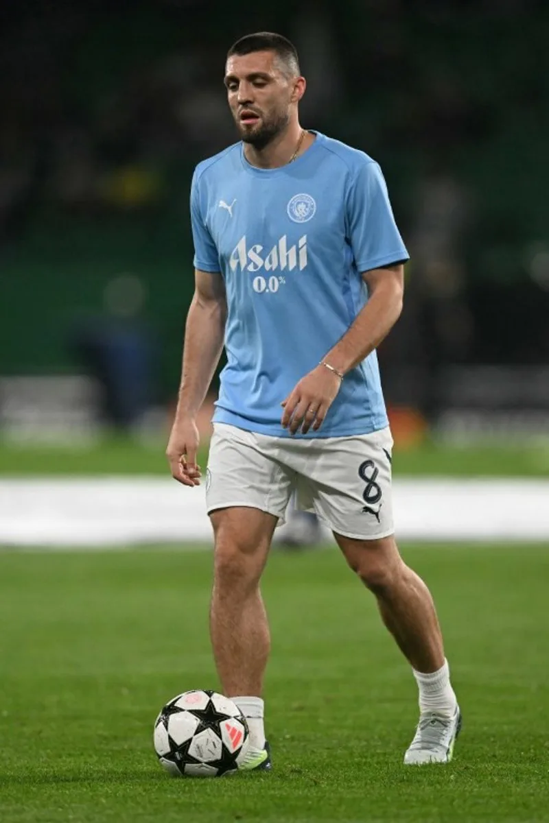 Manchester City's Croatian midfielder #08 Mateo Kovacic warms up prior the UEFA Champions League, league phase day 4 football match between Sporting Lisbon and Manchester City at the Jose Alvalade stadium in Lisbon on November 5, 2024.  PATRICIA DE MELO MOREIRA / AFP