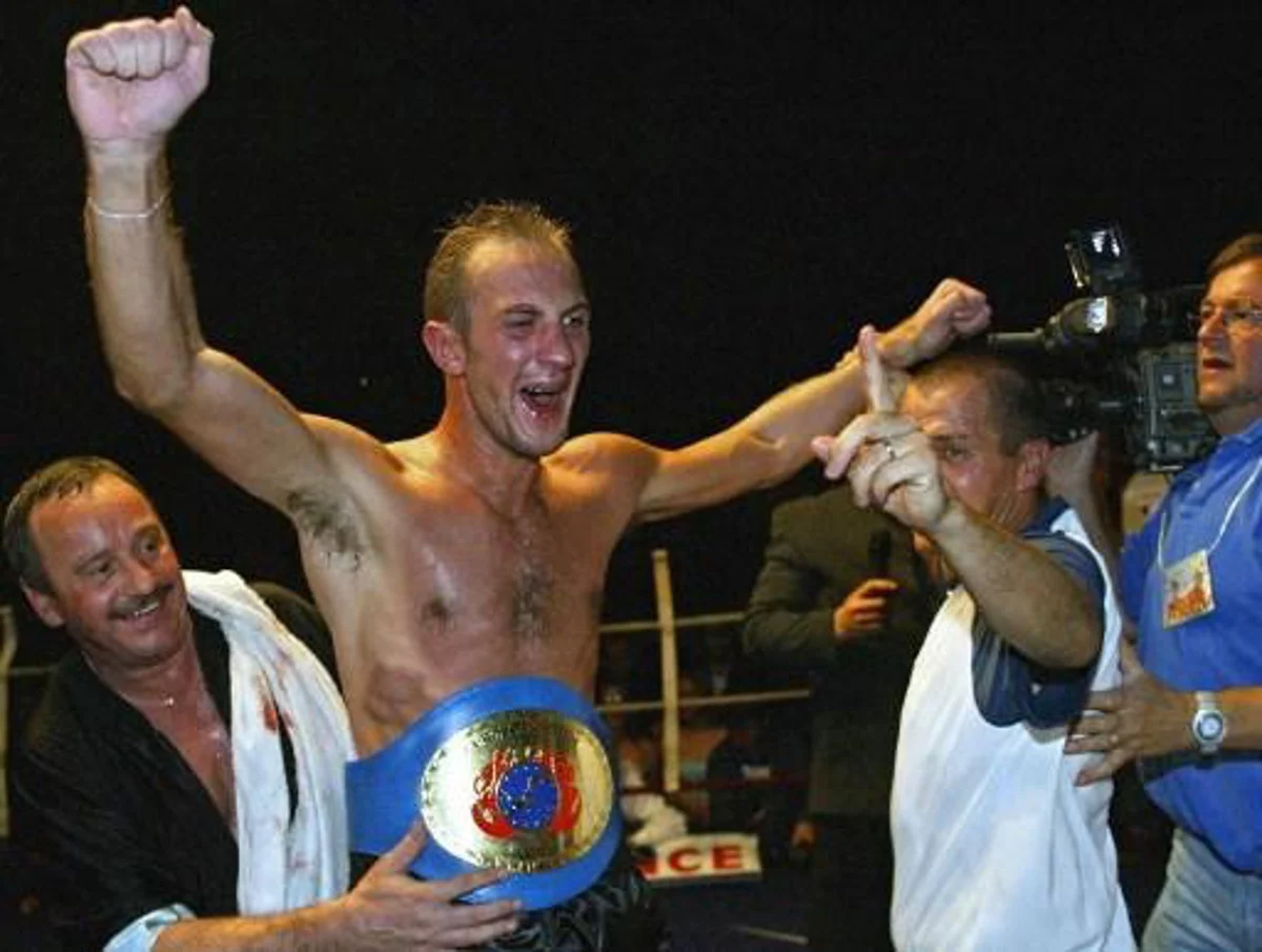 le boxeur français Thierry Jacob manifeste sa joie, le 18 octobre 2003 à Calais, après avoir remporté la ceinture de champion de l'Union européenne catégorie welters en venant à bout de l'Iitalien Antonio Lauri, ancien détenteur du titre. AFP PHOTO FRANCOIS LO PRESTI