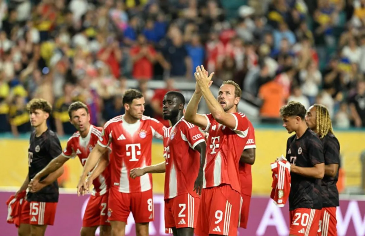 Bayern Munich's English forward #09 Harry Kane (R) and his teammates wave to the fans following the end of the FIFA Club World Cup 2025 Group C soccer match between Germany's Bayern Munich and Argentina's Boca Juniors at the Hard Rock Stadium in Miami on June 20, 2025. PATRICIA DE MELO MOREIRA / AFP