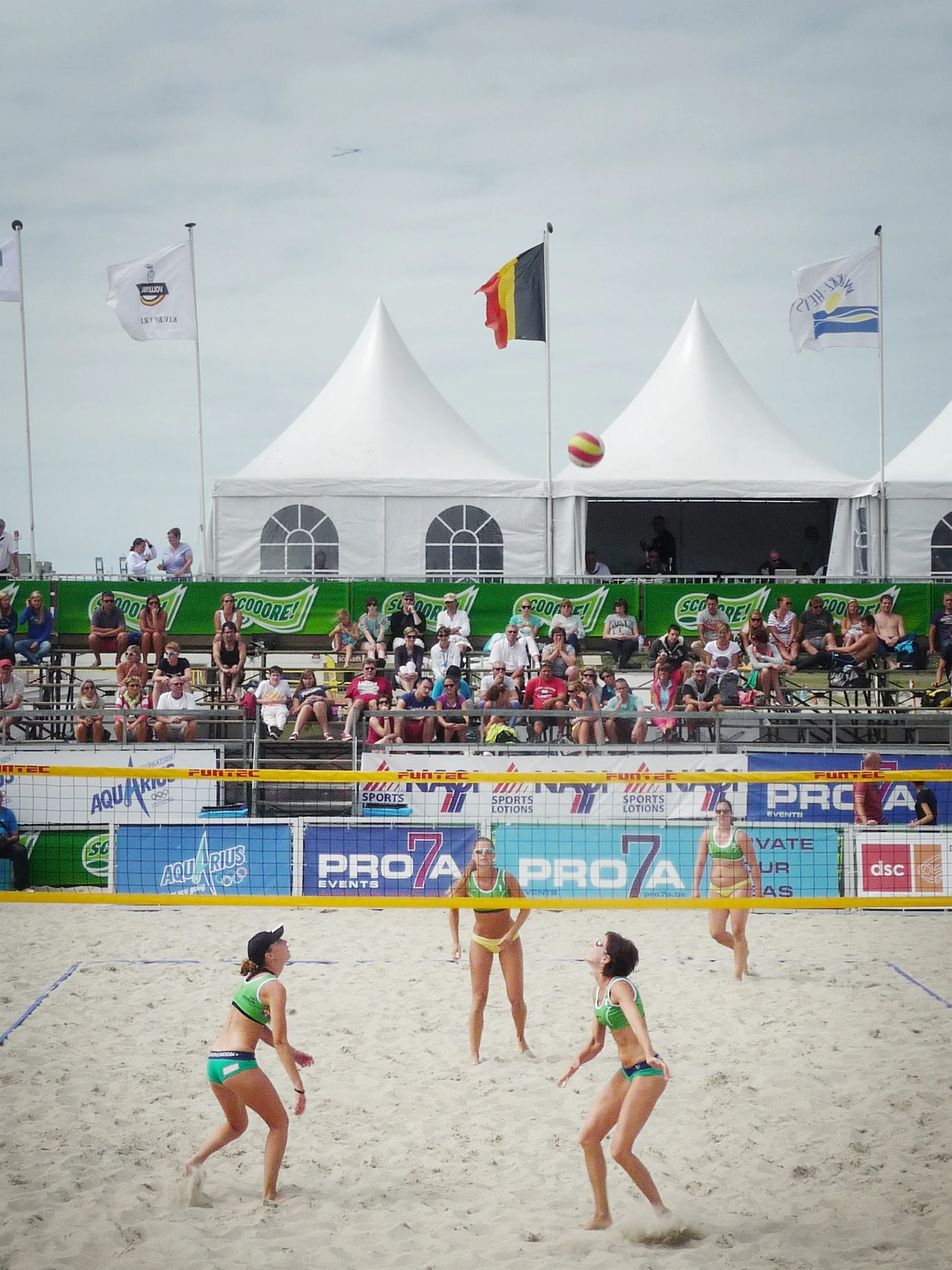 SMARTPHONE PICTURE - BEST QUALITY AVAILABLE 20130811 - KNOKKE-HEIST, BELGIUM: Illustration picture shows the finals of the Pro7a Belgian Beachvolley Championship at the beach by the Heldenplein in Knokke-Heist, Sunday 11 August 2013. The finals take place from Friday 9 August until Sunday 11 August 2013. BELGA PHOTO ANITA DESCHEEMAEKER