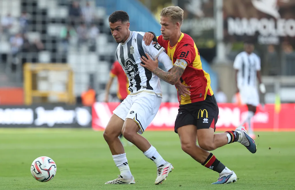 Charleroi's Yassine Khalifi and Mechelen's Fredrik Hammar fight for the ball during a soccer match between Sporting Charleroi and KV Mechelen, Saturday 22 August 2026 in Charleroi, on day 3 of the 2026-2027 'Jupiler Pro League' first division of the Belgian championship. BELGA PHOTO VIRGINIE LEFOUR