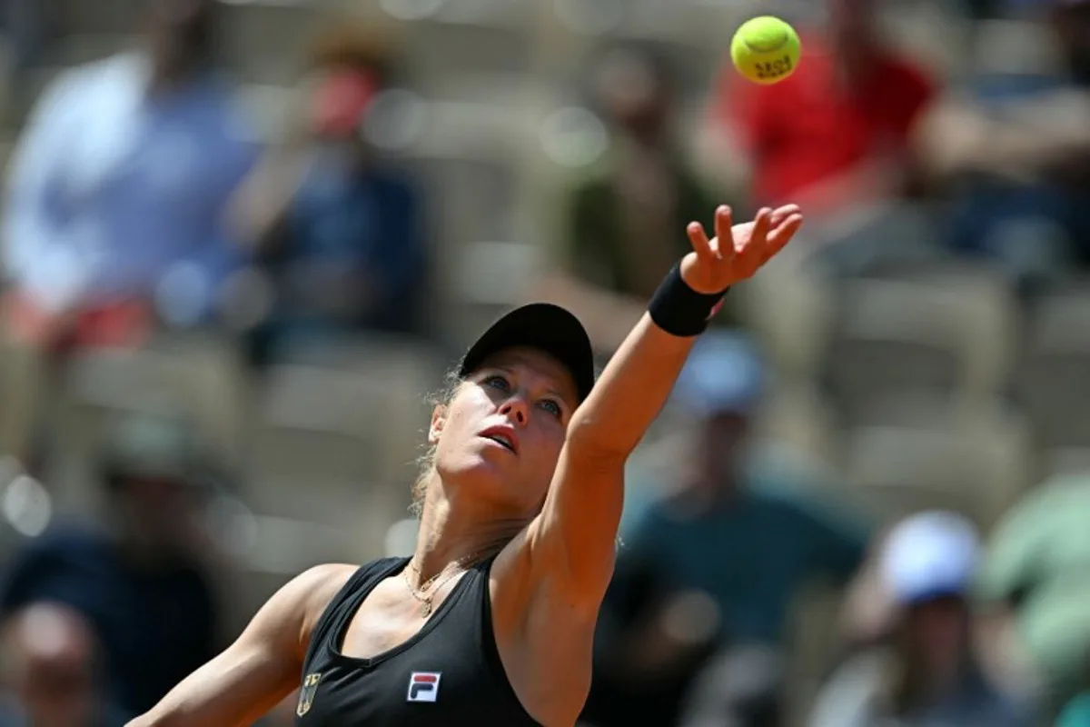 Germany's Laura Siegemund returns to US' Danielle Collins during their women's singles first round tennis match on Court Simonne-Mathieu at the Roland-Garros Stadium at the Paris 2024 Olympic Games, in Paris on July 28, 2024.   PATRICIA DE MELO MOREIRA / AFP