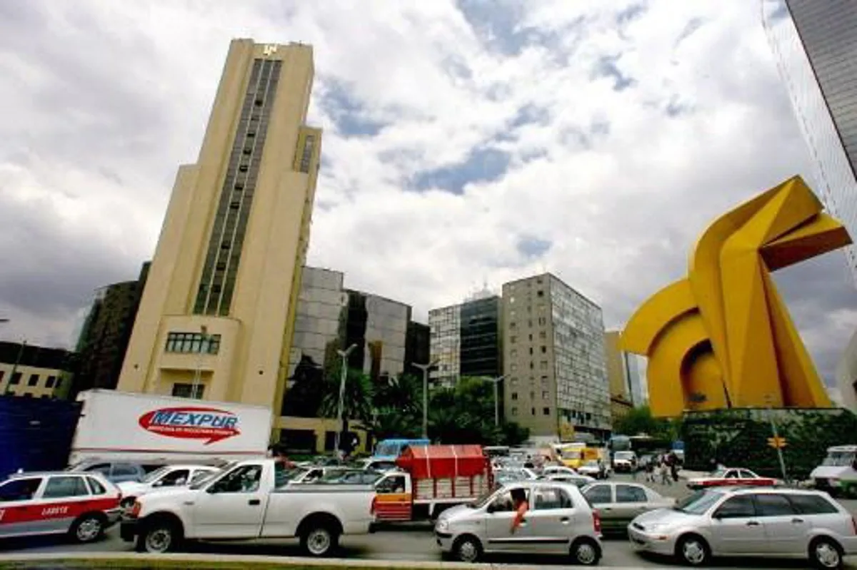 Picture of a traffic jam on the intersection of Juarez Av. and Reforma Av. in downtown Mexico City 09 August, 2006, caused by the 8-kilometre blockade mounted by supporters of defeated Mexican presidential candidate Andres Manuel Lopez Obrador, who have been camping out in the Mexican capital for the past ten days, blocking some of the city's main avenues and preventing access to much of the historic and financial downtown area. As part of a peaceful civil resistance campaign, supporters of Lopez Obrador, who narrowly lost the July 2 Mexican presidential vote, also blocked the offices of three foreign banks Wednesday to protest against alleged election fraud as a partial vote recount began. AFP PHOTO/Omar TORRES
