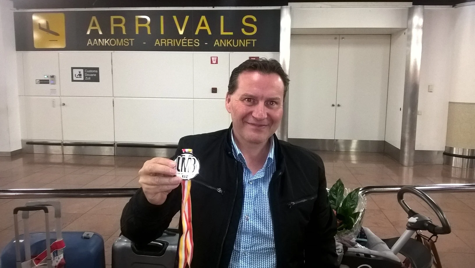 ATTENTION EDITORS - BEST QUALITY AVAILABLE  Belgian Eddy Merckx, shows his silver medal, at his arrival at Zaventem airport, back from the world championship in Santa Cruz, Bolivia, Tuesday 14 November 2017. BELGA PHOTO TOON SACRE