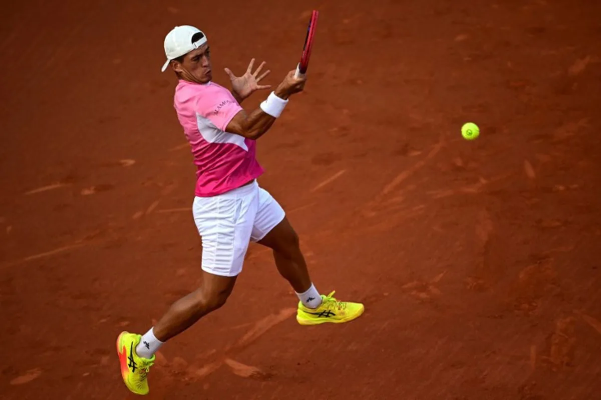 Argentina's Sebastian Baez returns the ball to Argentina's Camilo Ugo Carabelli during their semifinal tennis match of the ATP 500 Rio Open in Rio de Janeiro, Brazil on February 22, 2025.  MAURO PIMENTEL / AFP