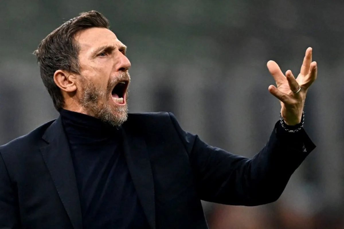 Venezia's Italian coach Eusebio Di Francesco gives instructions to his players during the Italian Serie A football match between Inter Milan and Venezia FC at the San Siro Stadium in Milan, on November 3, 2024. GABRIEL BOUYS / AFP