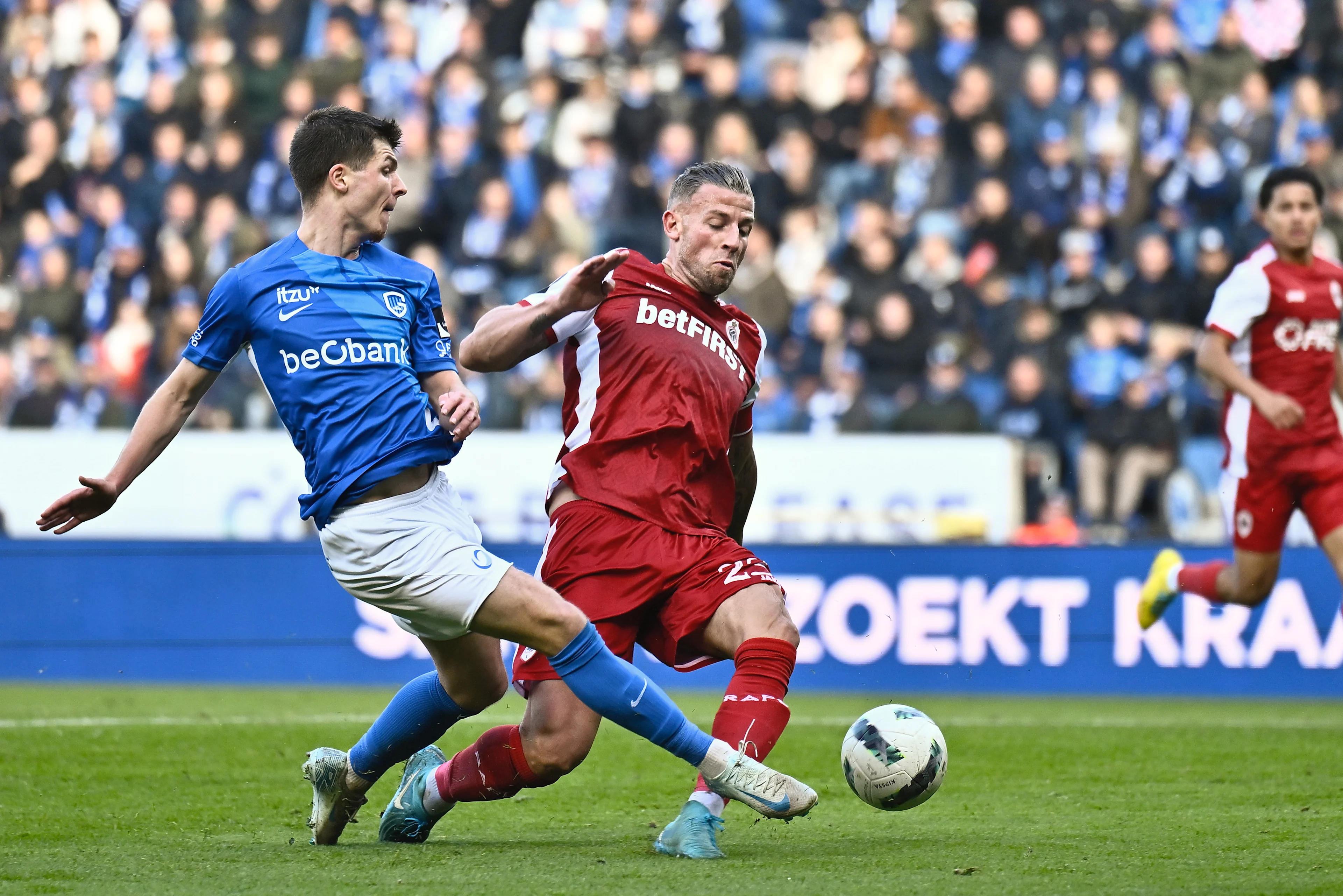 Genk's Jarne Steuckers and Antwerp's Toby Alderweireld fight for the ball during a soccer match between KRC Genk and Royal Antwerp FC, Sunday 03 November 2024 in Genk, on day 13 of the 2024-2025 season of the 'Jupiler Pro League' first division of the Belgian championship. BELGA PHOTO JOHAN EYCKENS