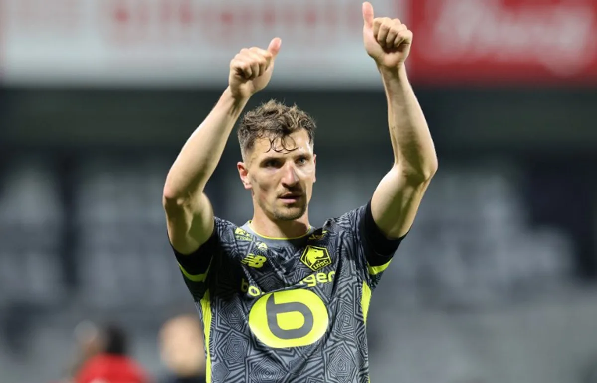 Lille's Belgian defender #12 Thomas Meunier acknowledges Lille's supporters during the French L1 football match between Stade Brestois 29 (Brest) and Lille LOSC at Stade Francis-Le Ble in Brest, western France on May 10, 2025.  Fred TANNEAU / AFP