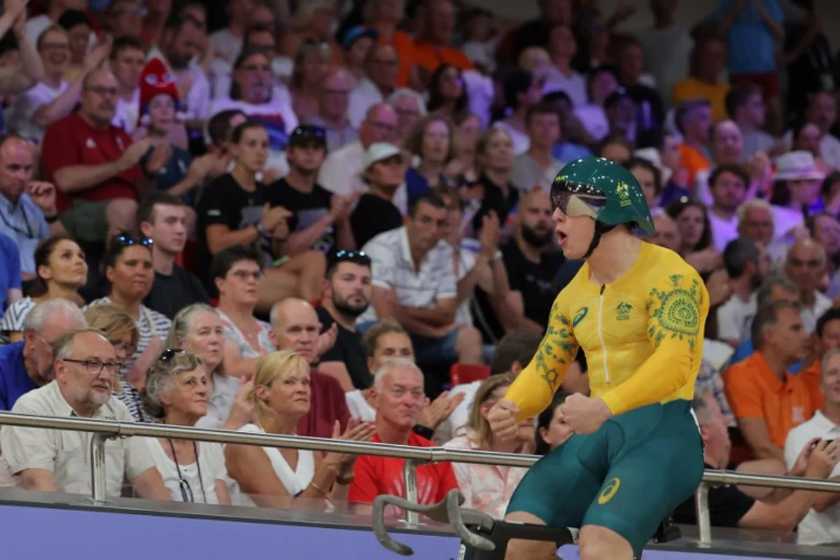 Australia's Matthew Richardson celebrates after winning the men's track cycling sprint quarter-final race 2 of the Paris 2024 Olympic Games at the Saint-Quentin-en-Yvelines National Velodrome in Montigny-le-Bretonneux, south-west of Paris, on August 8, 2024.  Thomas SAMSON / AFP