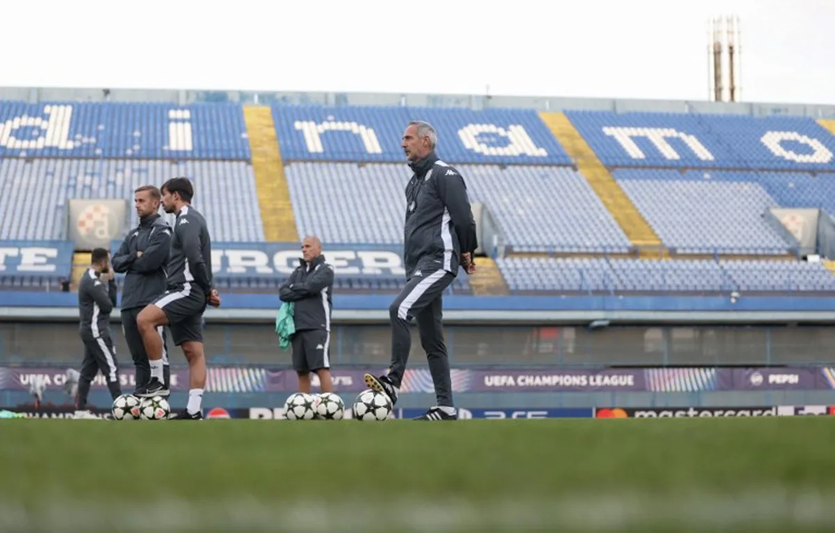 Monaco's Austrian head coach Adi Hutter (R) attends a training session in Zagreb on October 1, 2024, on the eve of the UEFA Champions League 1st round football match between GNK Dinamo Zagreb and AS Monaco.  DAMIR SENCAR / AFP