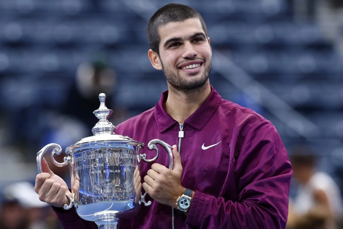 Spain's Carlos Alcaraz celebrates with his trophy after defeating Italy's Jannik Sinner in the men's singles final tennis match on day fifteen of the US Open tennis tournament at the USTA Billie Jean King National Tennis Center in New York City on September 7, 2025. Carlos Alcaraz beat Jannik Sinner in four sets on Sunday to win the US Open as loud boos -- mixed with a smattering of cheers -- greeted President Donald Trump at the final in New York. KENA BETANCUR / AFP