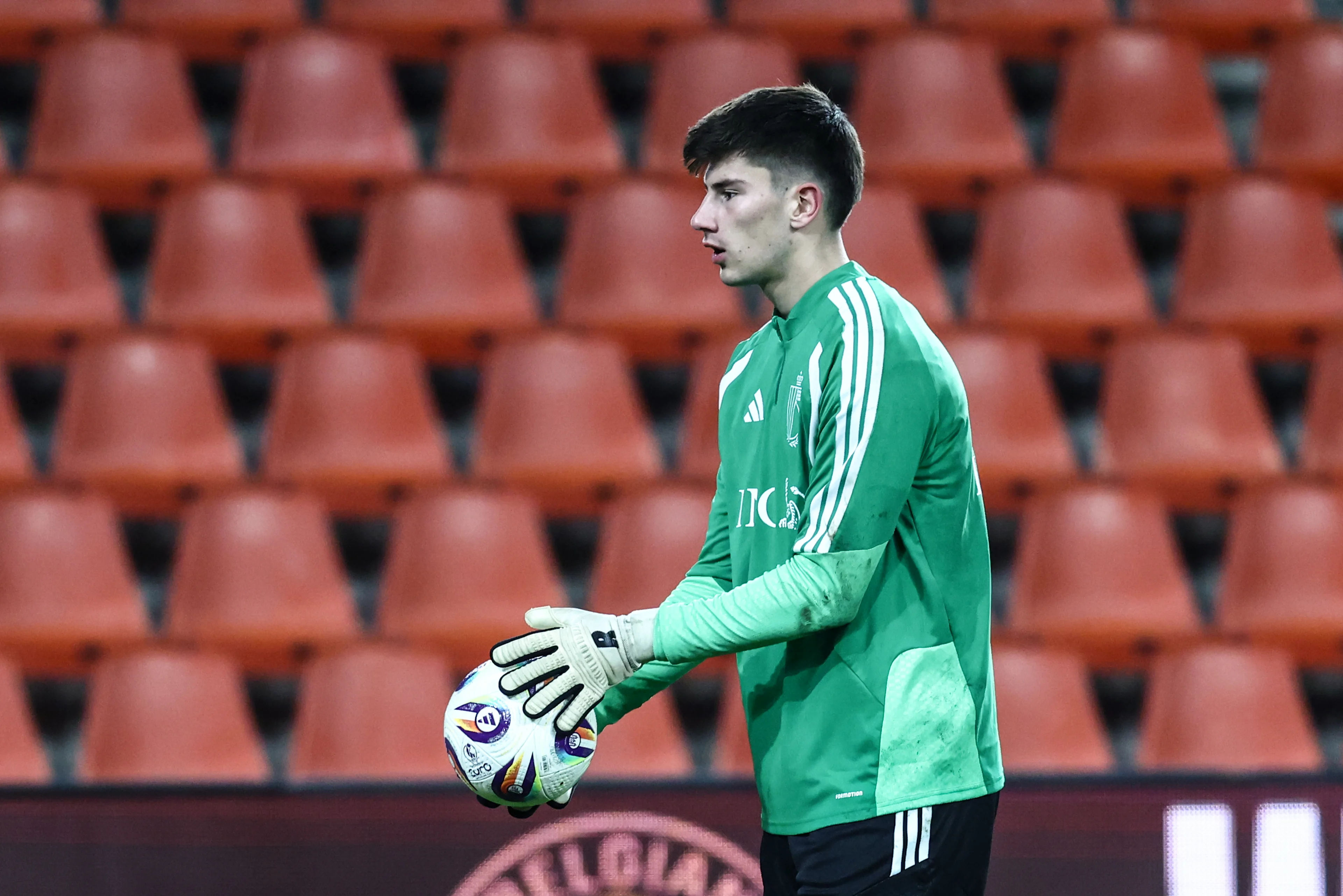 Belgium's goalkeeper Mike Penders pictured during a training session of the Red Devils, the Belgian national soccer team, in Liege on Monday 17 November 2025. The team is preparing for its last World Cup 2026 qualification match against Liechtenstein tomorrow. BELGA PHOTO BRUNO FAHY