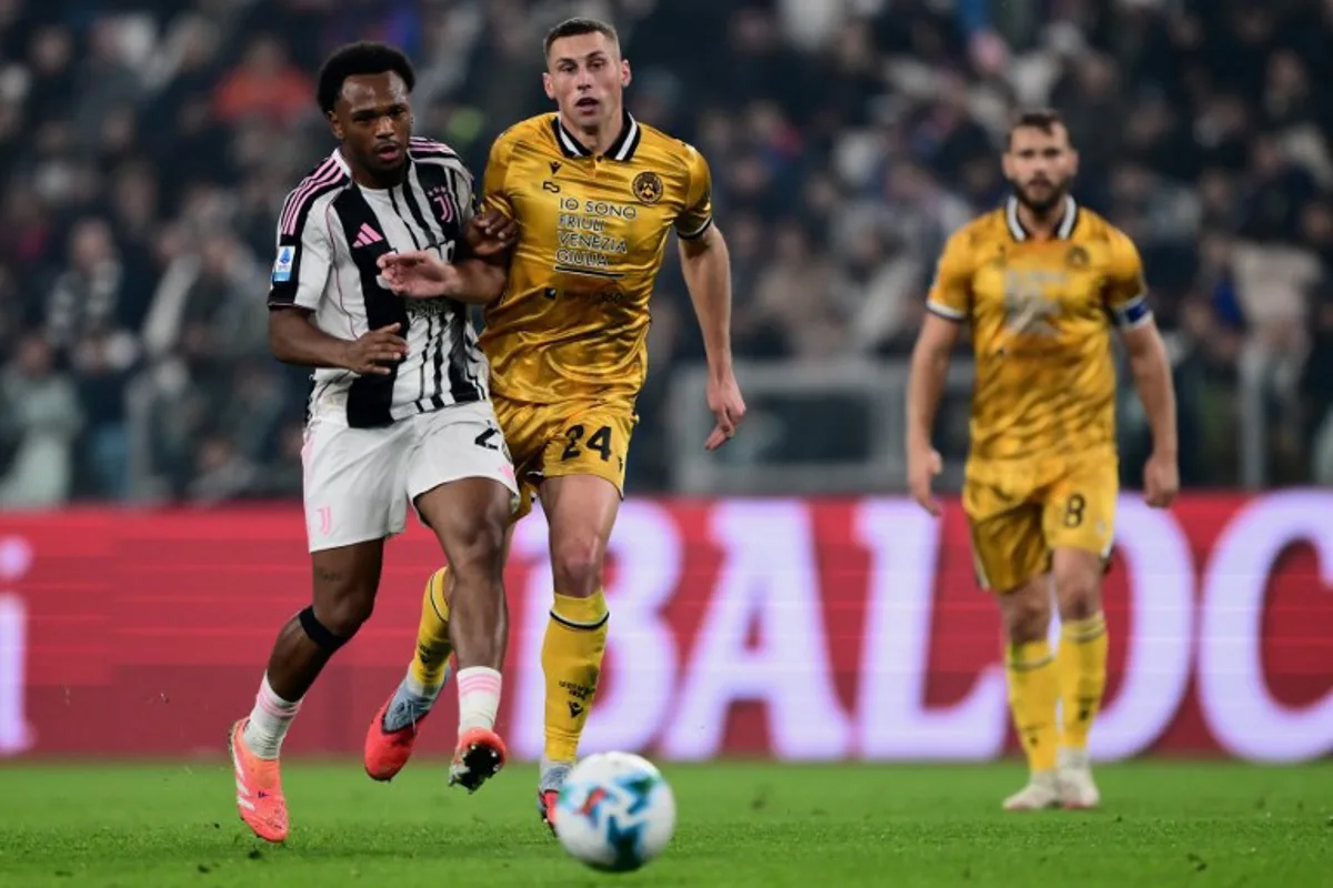 Udinese's Polish midfielder #24 Jakub Piotrowski fights for the ball with Juventus Belgium Forward #20 Loïs Openda (L) during the Italian Serie A football match between Juventus and Udinese at the Allianz Stadium in Turin on October 29, 2025.  MARCO BERTORELLO / AFP