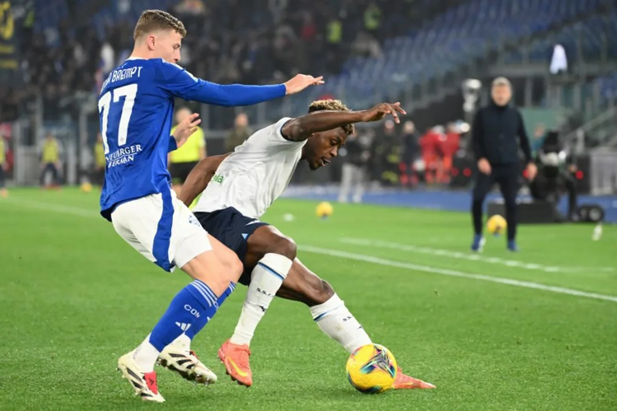 Lazio's Nigerian midfielder #07 Fisayo Dele-Bashiru (R) fights for the ball with Como's Belgian defender #77 Ignace Van der Brempt during the Italian Serie A football match between SS Lazio vs Como 1907 at the Olympic Stadium in Rome on January 10, 2025.  Alberto PIZZOLI / AFP