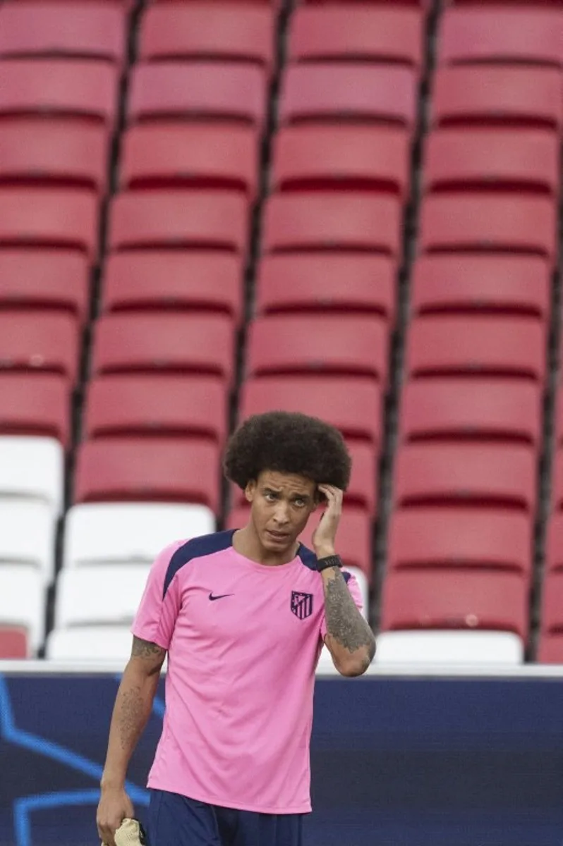 Atletico Madrid's Belgian midfielder #20 Axel Witsel attends a training session on the eve of their UEFA Champions League football match against SL Benfica at Luz stadium in Lisbon on October 1, 2024.   PATRICIA DE MELO MOREIRA / AFP