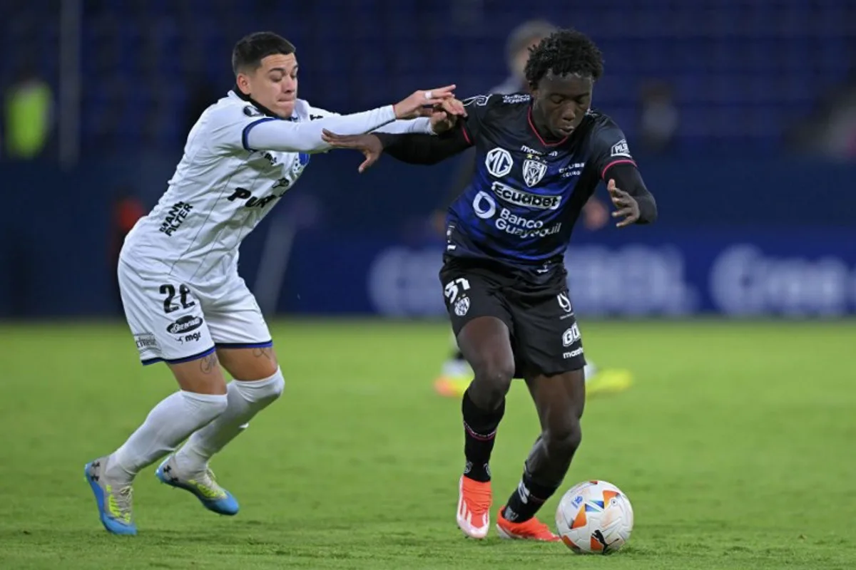 Liverpool's midfielder Diego Garcia (L) and Independiente del Valle's forward Yaimar Medina fight for the ball during the Copa Libertadores group stage second leg football match between Ecuador's Independiente del Valle and Uruguay's Liverpool at the Banco Guayaquil Stadium in Quito, on May 30, 2024.    Rodrigo BUENDIA / AFP