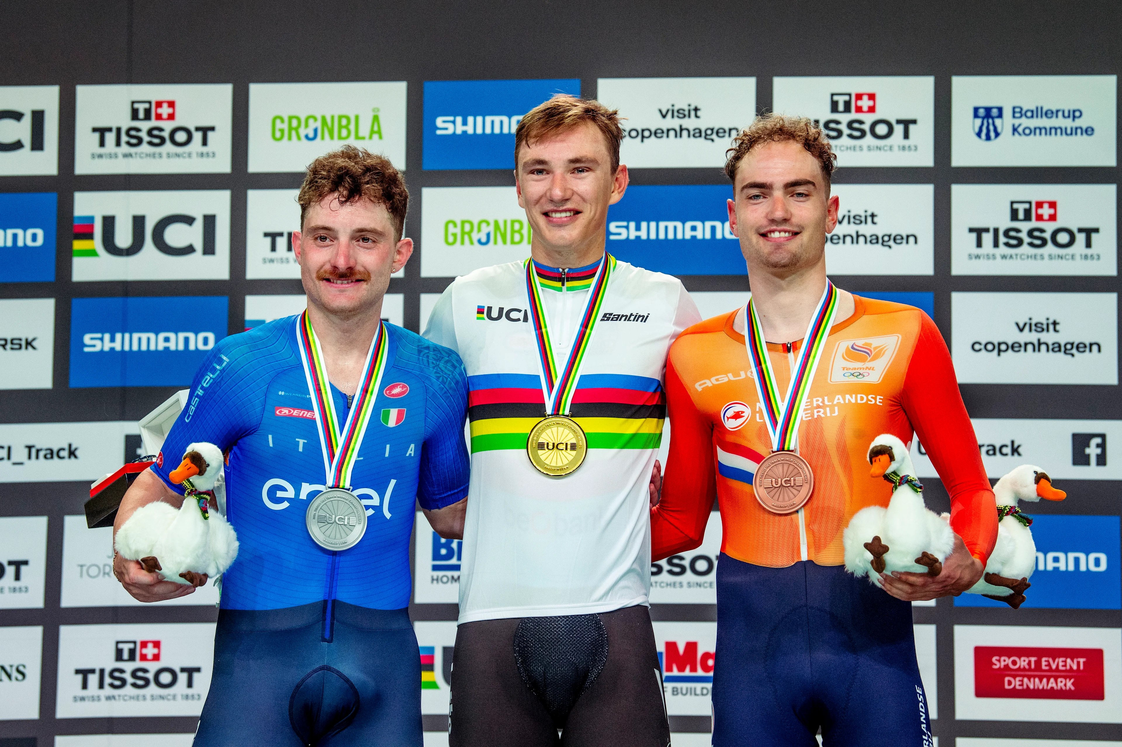 241019 Simone Consonni of Italy, Lindsay de Vylder of Belgium and Yanne Dorenbos of Netherlands celebrates after Men's Omnium Points Race 4/4 during day 4 of the 2024 UCI Tissot Track Cycling World Championships on October 19, 2024 in Ballerup.  Photo: Christian Örnberg / BILDBYRÅN / COP 166 / CO0481 cykling cycling sykling cykel vm cykel2024 uci tissot track cycling world championships wc 2024 uci tissot track cycling world championships 4 bbeng grappa33 jubel BELGIUM ONLY