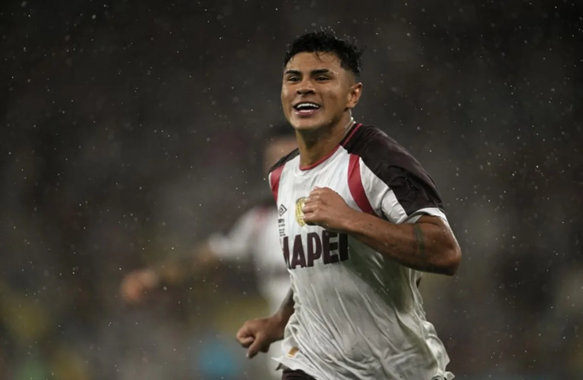 Lanus' midfielder #25 Dylan Aquino celebrates scoring his team's third goal during the Recopa Sudamericana second leg final football match between Brazil's Flamengo and Argentina's Lanus at the Maracana Stadium in Rio de Janeiro, Brazil, on February 26, 2026. MAURO PIMENTEL / AFP