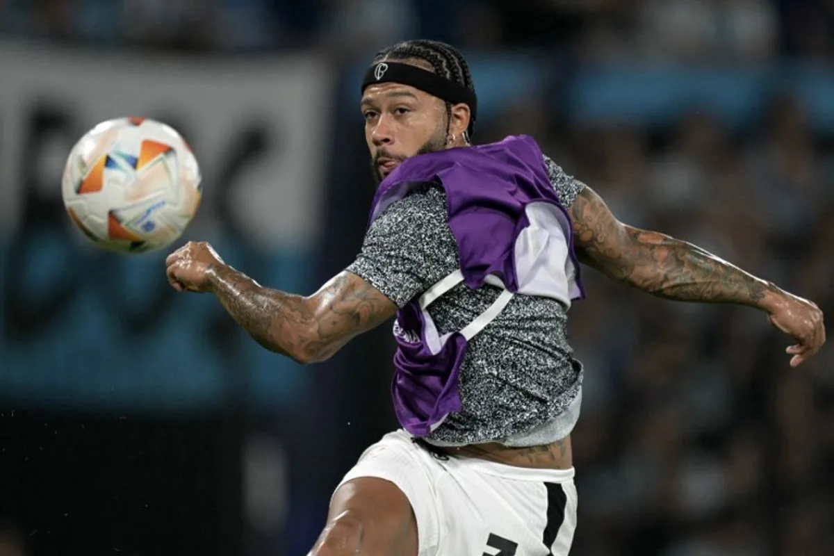 (FILES) Corinthians' Dutch forward #07 Memphis Depay eyes the ball during warm-up before the Copa Sudamericana semi-final second leg football match between Argentina's Racing and Brazil's Corinthians at the Presidente Peron stadium in Avellaneda, Buenos Aires province, Argentina, on October 31, 2024. Brazilian football clubs are facing "frightening" inflation in the transfer market due to exorbitant salaries and high transfer fees. JUAN MABROMATA / AFP