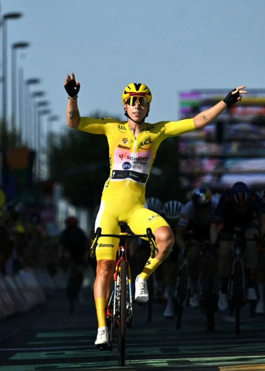 Team SD Worx-Protime's Dutch rider Lorena Wiebes wearing the overall leader's yellow jersey celebrates as she crosses the finish line to win the second (out of 9) stage of the fifth edition of the Women's Tour de France cycling race, 147.9 km from Aigle to Geneva, in Geneva on August 2, 2026. NICOLAS TUCAT / AFP