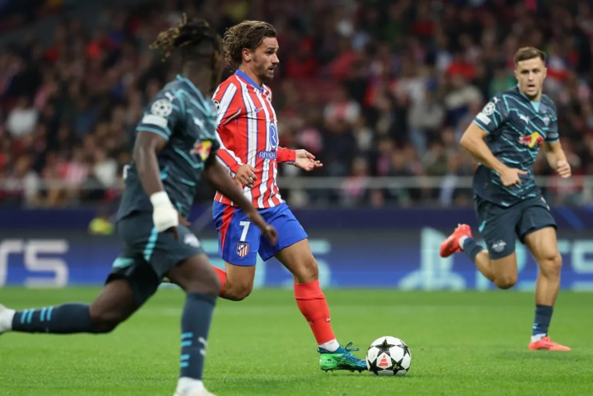 Atletico Madrid's French forward #07 Antoine Griezmann is challenged by RB Leipzig's Malian midfielder #08 Amadou Haidara (L) during the UEFA Champions League 1st round football match between Club Atletico de Madrid and RB Leipzig at the Metropolitano stadium in Madrid on September 19, 2024.  Thomas COEX / AFP