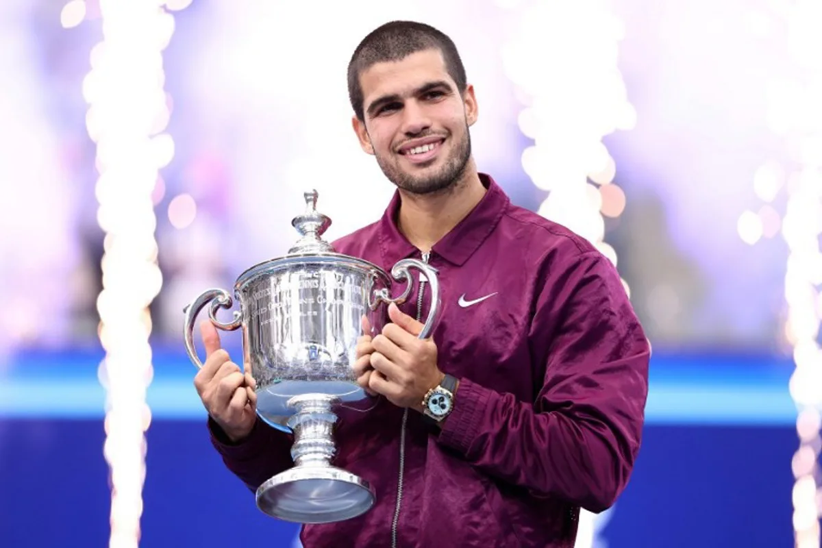 Spain's Carlos Alcaraz poses with his trophy after winning the men's singles final tennis match against Italy's Jannik Sinner on day fifteen of the US Open tennis tournament at the USTA Billie Jean King National Tennis Center in New York City on September 7, 2025. CHARLY TRIBALLEAU / AFP