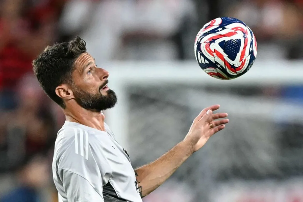 LAFC's French forward #09 Olivier Giroud warms up ahead of the FIFA Club World Cup 2025 Group D football match between US Los Angeles FC and Brazil's CR Flamengo at the Camping World stadium in Orlando on June 24, 2025. PATRICIA DE MELO MOREIRA / AFP