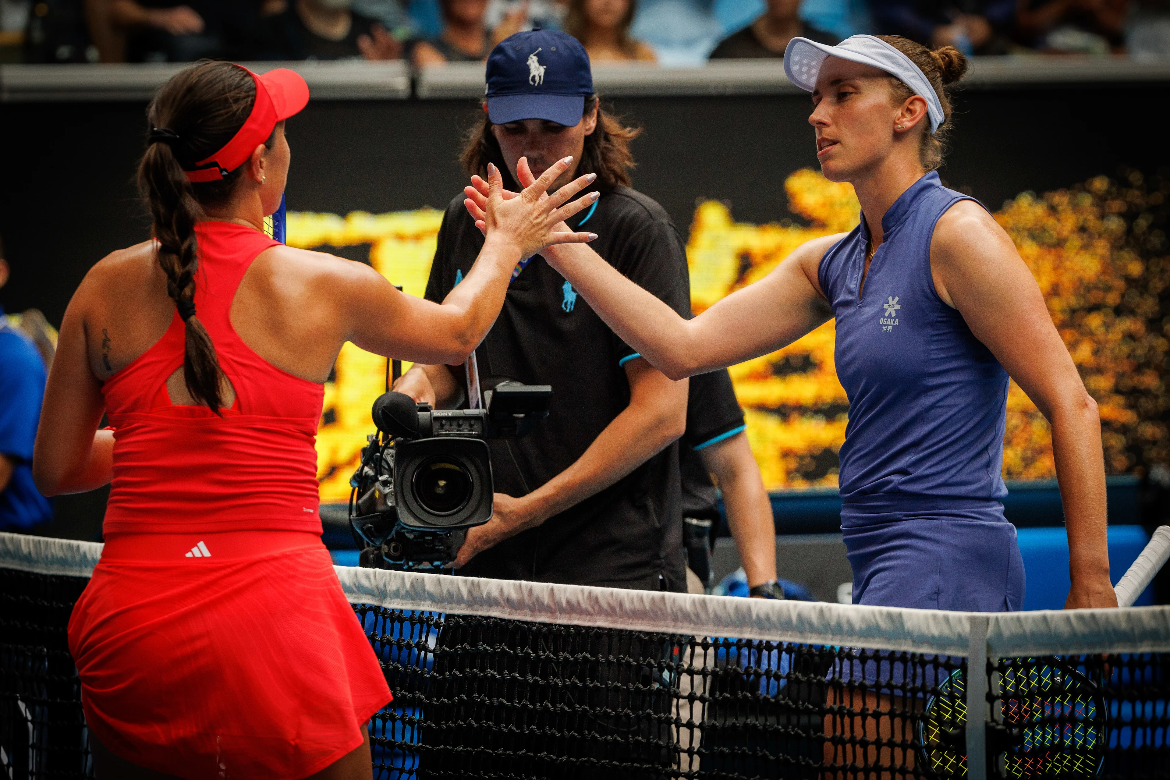 American Jessica Pegula and Belgian Elise Mertens shake hands after their tennis match in the second round of the women's singles at the 'Australian Open' Grand Slam tennis tournament, Wednesday 15 January 2025 in Melbourne Park, Melbourne, Australia. The 2025 edition of the Australian Grand Slam takes place from January 12th to January 26th. BELGA PHOTO PATRICK HAMILTON