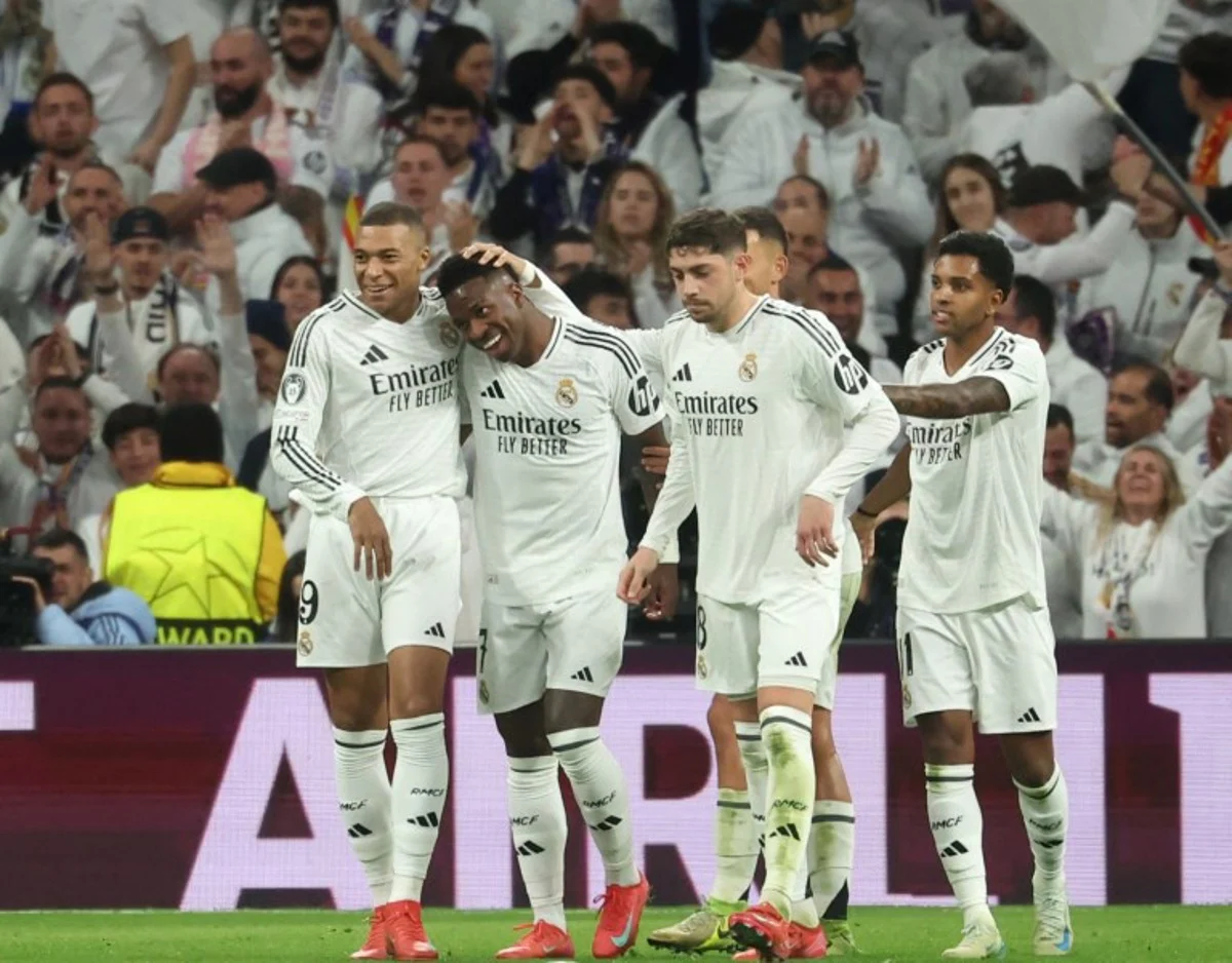 Real Madrid's Brazilian forward #07 Vinicius Junior (2L) celebrates with teammates scoring his team's fourth goal during the UEFA Champions League, league phase football match between Real Madrid CF and FC Salzburg at the Santiago Bernabeu stadium in Madrid on January 22, 2025.  Pierre-Philippe MARCOU / AFP