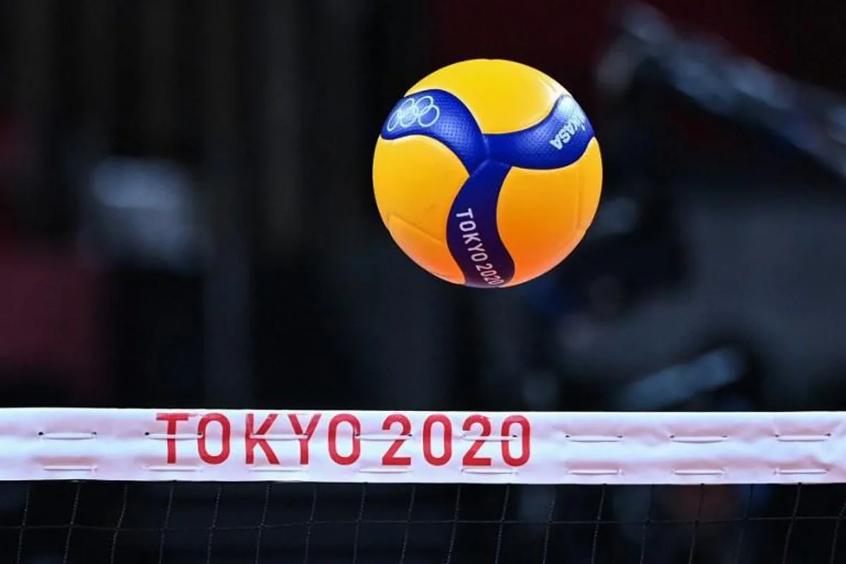 A ball passes over the net in the women's bronze medal volleyball match between South Korea and Serbia during the Tokyo 2020 Olympic Games at Ariake Arena in Tokyo on August 8, 2021.  YURI CORTEZ / AFP