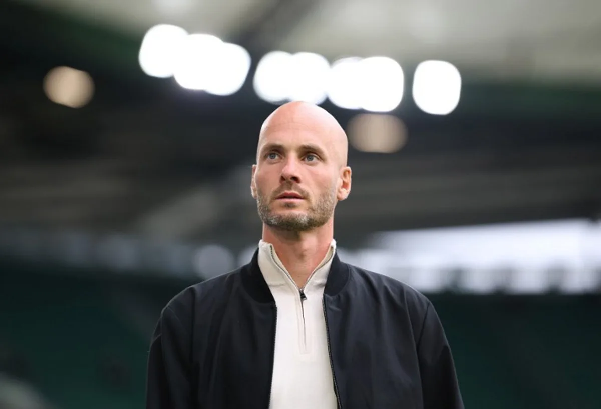 Wolfsburg's Dutch head coach Paul Simonis is pictured prior to the German first division Bundesliga football match between VfL Wolfsburg and RB Leipzig in Wolfsburg, northern Germany on September 27, 2025. Ronny HARTMANN / AFP