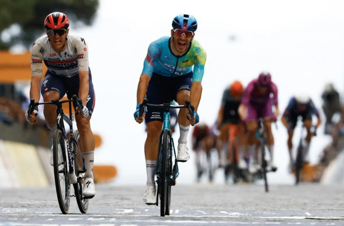 XDS Astana Team Italian rider Davide Ballerini (R)sprint to win with Jasper Soudal Quick-Step Belgian rider Jasper Stuyven during the 6th stage of the Giro d'Italia 2026 - Tour of Italy cycling race between Paestum and Naples, southern Italy on May 14, 2026.  Luca Bettini / AFP