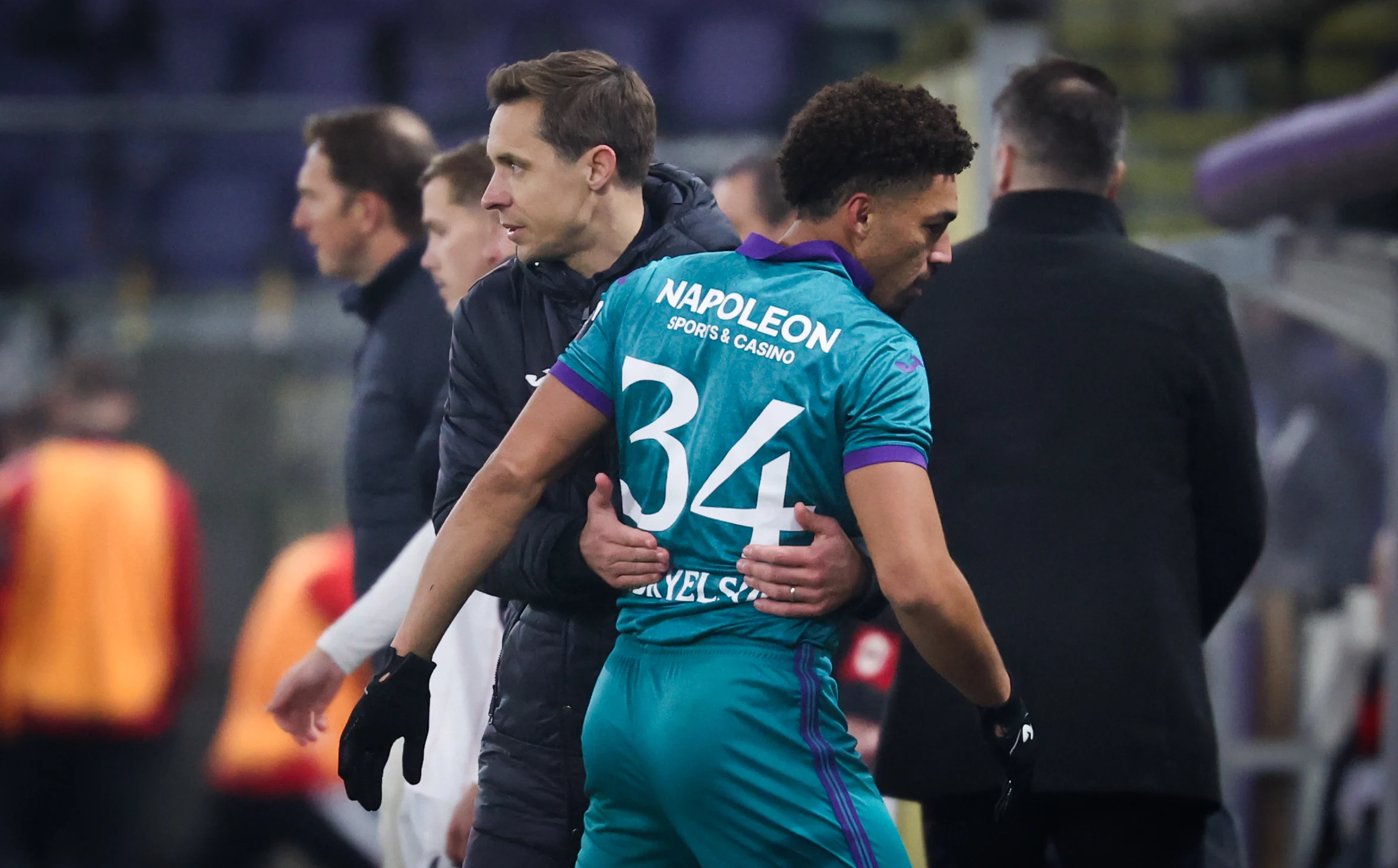 Anderlecht's head coach David Hubert and Anderlecht's Adryelson Silva shake hands during a soccer game between RSC Anderlecht and Royal Antwerp, Thursday 16 January 2025 in Brussels, in the 1/2 finals of the 'Croky Cup' Belgian soccer cup. BELGA PHOTO VIRGINIE LEFOUR