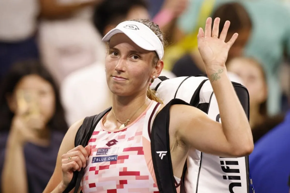 Belgium's Elise Mertens waves as she leaves the court after losing her women's singles round of 16 tennis match agaisnt Belarus's Aryna Sabalenka on day seven of the US Open tennis tournament at the USTA Billie Jean King National Tennis Center in New York City, on September 1, 2024.  KENA BETANCUR / AFP