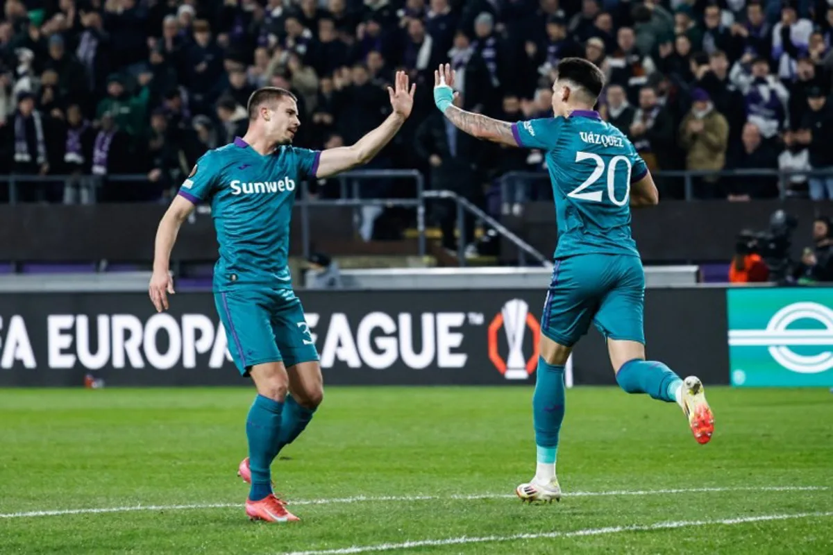 Anderlecht's Argentine forward #20 Luis Vazquez (R) celebrates after scoring Anderlecht's first goal during the UEFA Europa League knockout phase play-off 2nd leg football match between Fenerbahce SK (TUR) and RSC Anderlecht (BEL) at the Lotto Park Stadium in Brussels, on February 20, 2025.  Simon Wohlfahrt / AFP