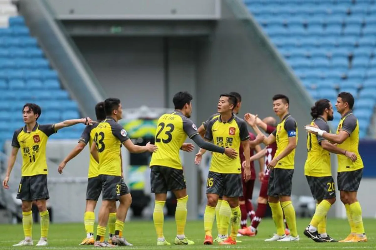 Guangzhou's players celebrate their win during the AFC Champions League group G football match between Japan's Vissel Kobe and China's Guangzhou Evergrande on November 28, 2020 at the al-Janoub Stadium in the Qatari city of Al Wakrah.  KARIM JAAFAR / AFP