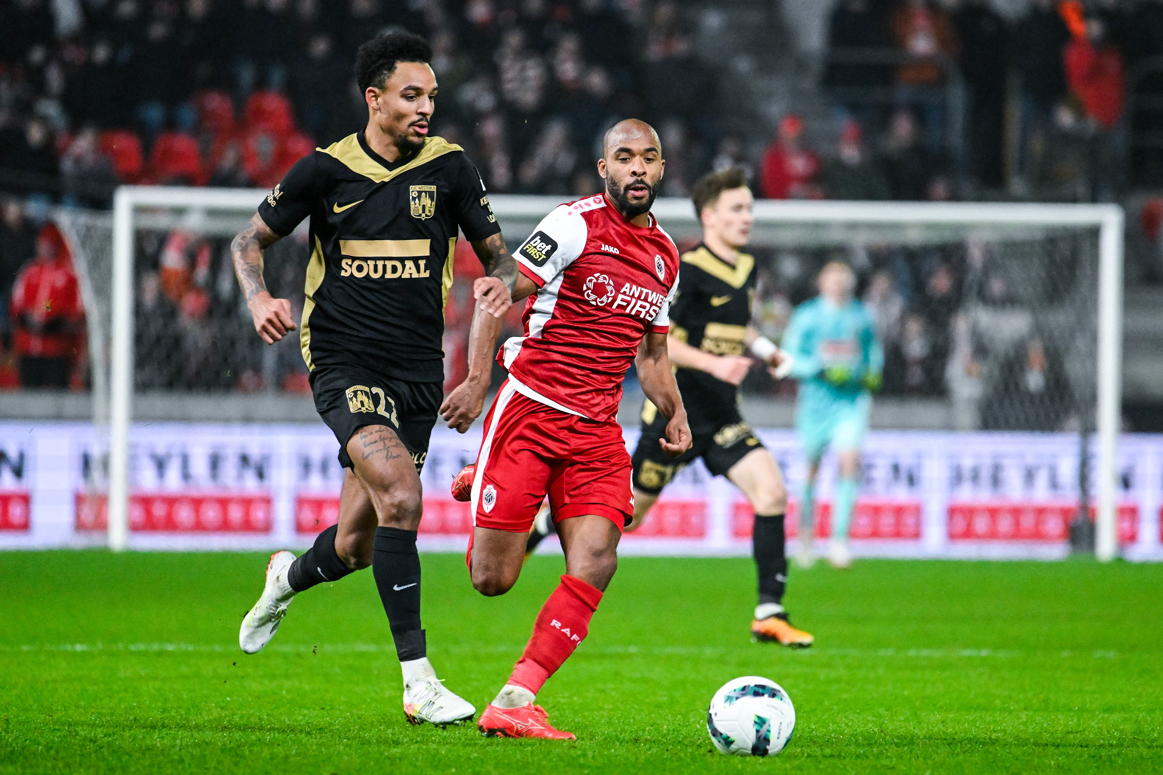 Westerlo's Bryan Reynolds and Antwerp's Denis Odoi pictured in action during a soccer match between Royal Antwerp FC and KVC Westerlo, Sunday 19 January 2025 in Antwerp, on day 22 of the 2024-2025 season of the 'Jupiler Pro League' first division of the Belgian championship. BELGA PHOTO TOM GOYVAERTS