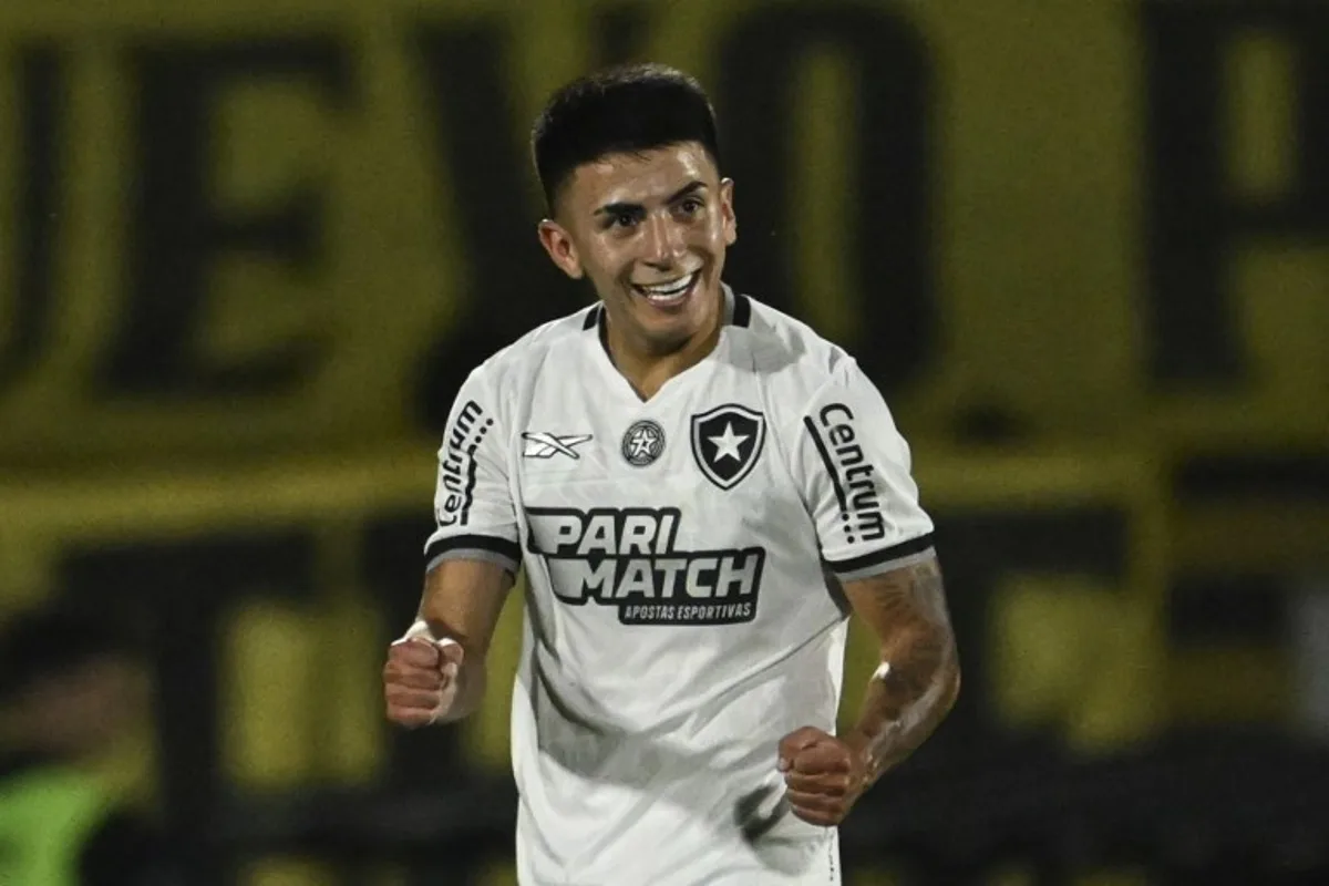 Botafogo's Argentinian midfielder #18 Thiago Almada celebrates after scoring during the Copa Libertadores semi-final second leg football match between Uruguay's Peñarol and Brazil's Botafogo at the Centenario stadium in Montevideo on October 30, 2024.  Eitan ABRAMOVICH / AFP