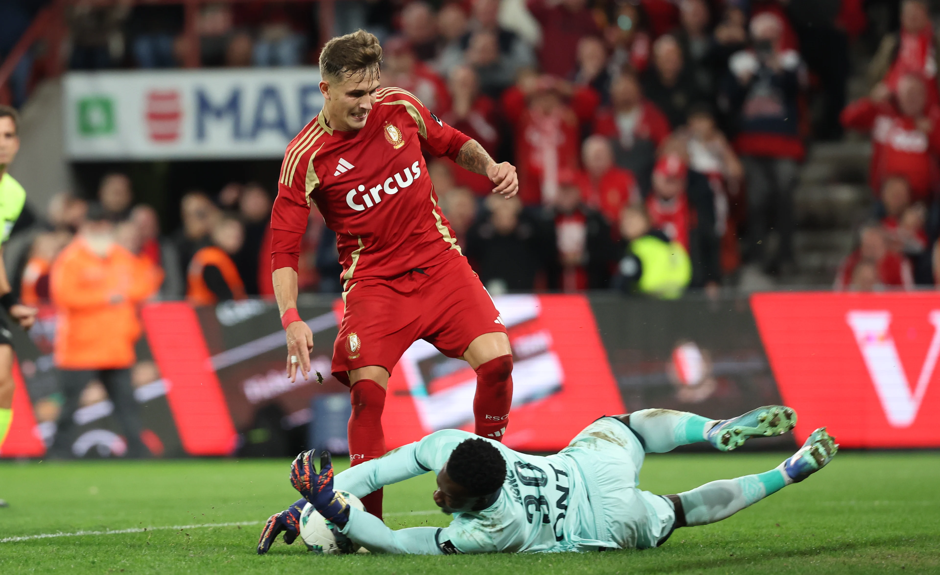 Standard's Dennis Eckert Ayensa and Charleroi's goalkeeper Mohamed Kone fight for the ball during a soccer match between Standard de Liege and Sporting Charleroi, Sunday 20 October 2024 in Liege, on day 11 of the 2024-2025 season of the 'Jupiler Pro League' first division of the Belgian championship. BELGA PHOTO VIRGINIE LEFOUR